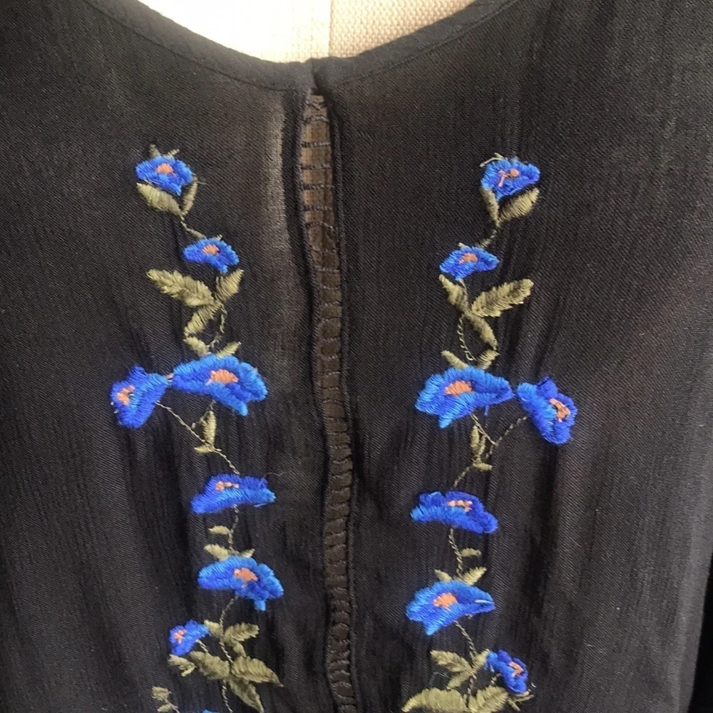 AEO black cold shoulder oversized cropped embroidered long sleeves top size M - Picture 2 of 14